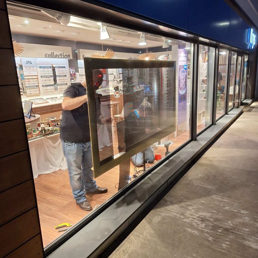 ecran-LED-transparent-magasin-optique