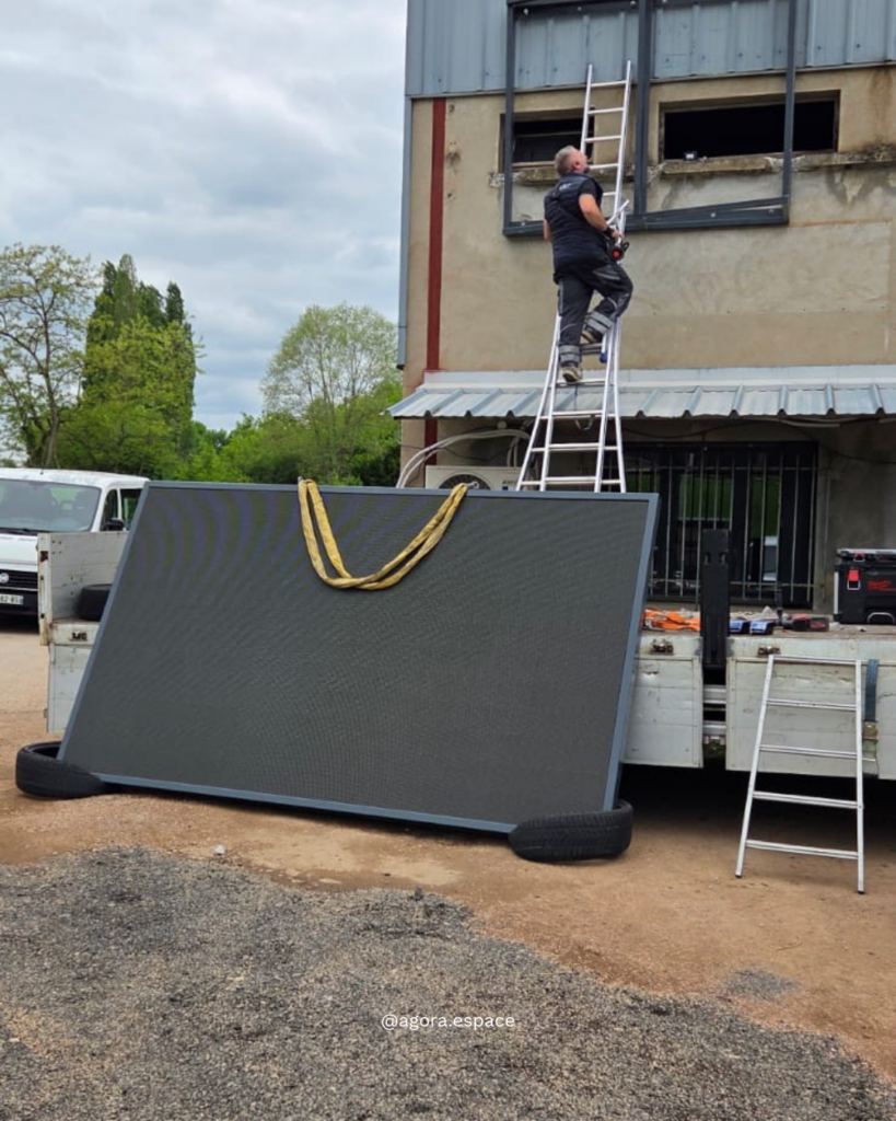 installation-ecran-led-facade-garage-automobile